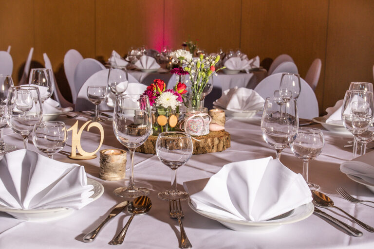 Florales Tischgesteck für eine Hochzeit