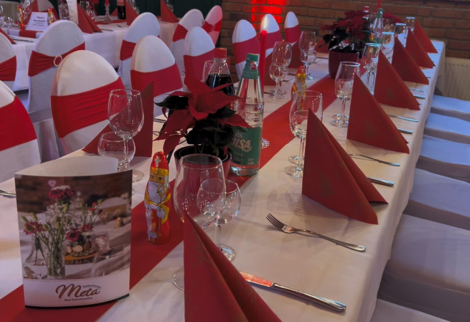 Festlich gedeckte Tafel bei der Gemeinschafts-Weihnachtsfeier