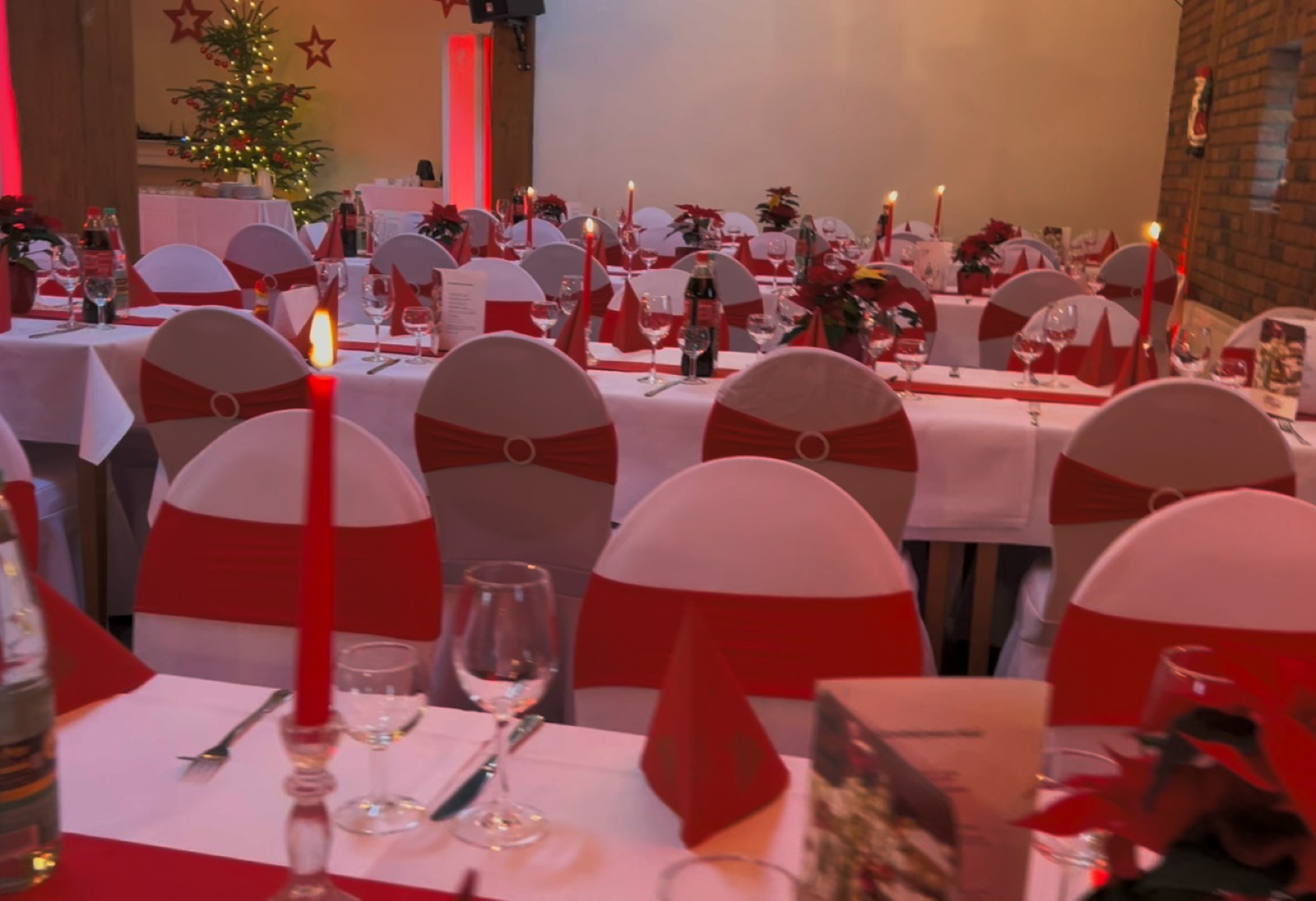 Festlich vorbereiteter Saal für die Weihnachtsfeier