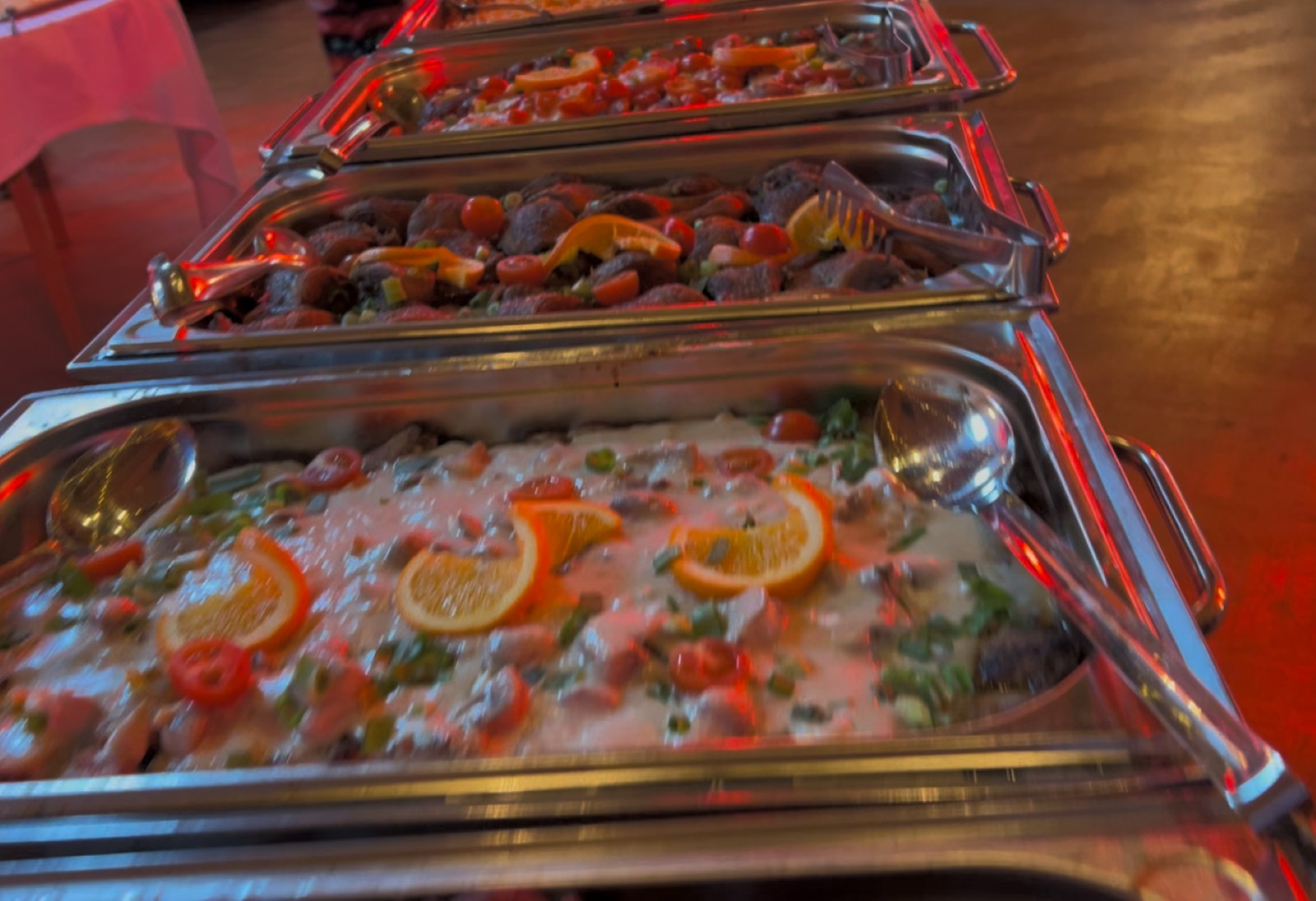 Warme Speisen auf dem Weihnachtsbuffet
