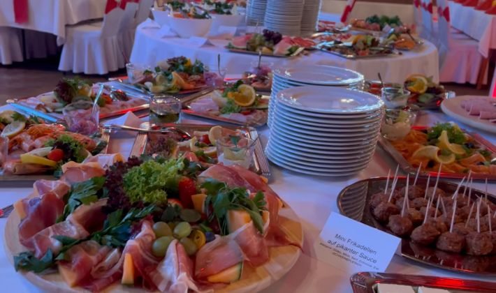 Vorspeisen und Platten auf einem aufgebauten Buffet
